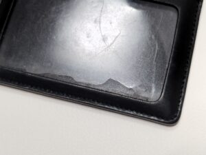 修理前のスタバオリジナルIDカードホルダーセル板の割れ