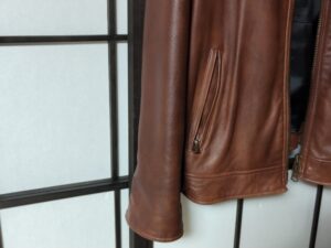 修理後のアヴィレックスのレザージャケット袖