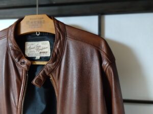 染め直し後のアヴィレックスのレザージャケット肩