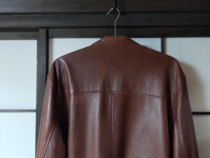 染め直し修理後のアヴィレックスのレザージャケット肩回り