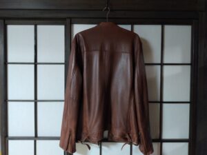 修理後のアヴィレックスのレザージャケット背面