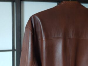 修理後のアヴィレックスのレザージャケット肩