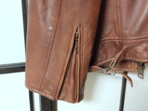 染め直し後のアヴィレックスのレザージャケット袖口