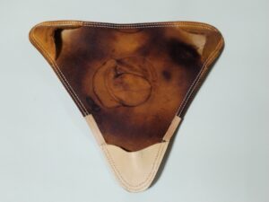 破れ修理後のハンティングチェア座面裏側の脚留め