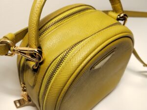 塗装剥がれ部分修理後のプラダバッグ