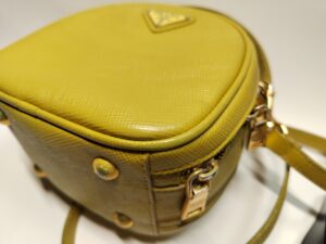 コーナーのスレ傷修理後のプラダのバッグ