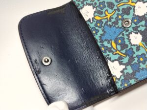 修理前のコーチ財布の劣化した内側の革