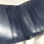 修理前のコーチ財布の内側の革剥がれ