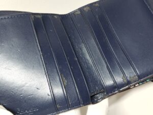 修理前のコーチ財布の内側の革剥がれ