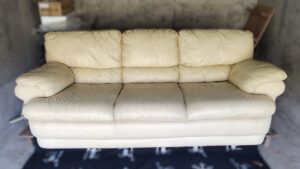 【3人掛け革ソファ修理】破れ、猫の爪傷、黒ずみなど全体修理で綺麗に！