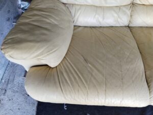 修理前のソファ座面の破れ