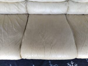 修理前のソファ座面の黒ずみ、スレ傷