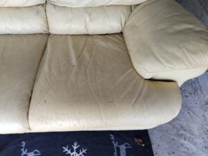 修理前のソファ座面の状態