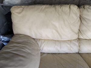 修理前のソファ背もたれ