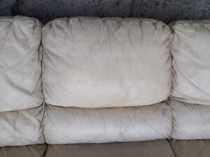 修理前のソファ背もたれの色褪せた状態