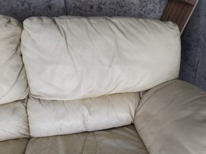 修理前のソファ背もたれの黒ずんだ状態