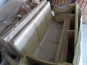 修理中のソファを分解した状態