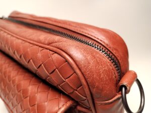 修理前のボッテガ・ヴェネタショルダーバッグのスレ