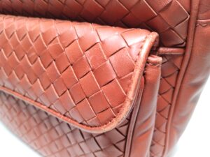 修理前のボッテガ・ヴェネタショルダーバッグのポケット端面のスレ