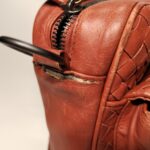 ベルト付け根の革が破れた状態のボッテガ・ヴェネタのショルダーバッグ