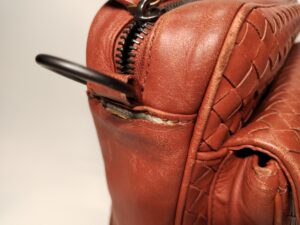 ベルト付け根の革が破れた状態のボッテガ・ヴェネタのショルダーバッグ