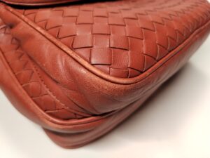 修理前のボッテガ・ヴェネタショルダーバッグのコーナー塗装剥がれ