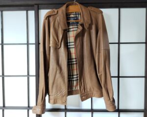 【バーバリー革ジャケット修理】色褪せを美しいブラウンに染め直してリニューアル