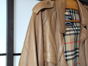 修理前のバーバリーの革ジャケットの色褪せ、汚れ