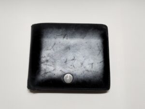 【２つ折り財布修理】折り曲げ部の革の擦り切れ、表皮傷補修と染め直し