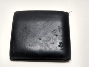 修理前のダンヒル財布の表皮のスレ傷