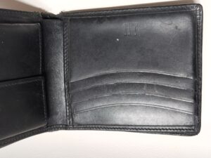 修理前のダンヒル財布内側カード入れ部分