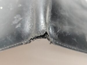 擦り切れたダンヒル財布の折り曲げ部分