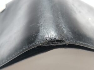 修理前のダンヒル財布の折り曲げ部分の劣化