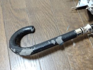 修理前の剥がれた傘の持ち手