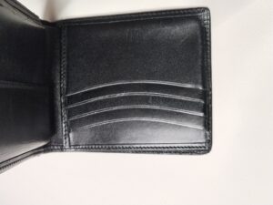 周囲後のダンヒル財布カード入れ部分