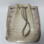 黄ばみ、汚れのあるヒマラヤクロコダイルレザーのバッグ