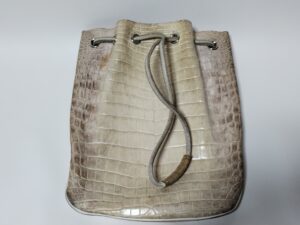 黄ばみ、汚れのあるヒマラヤクロコダイルレザーのバッグ