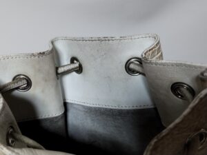 染め直し前のヒマラヤクロコダイルレザーバッグの内側の汚れ