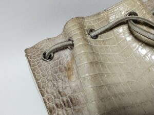 修理前のヒマラヤクロコダイルレザーバッグのシミ