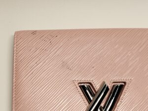 クリーニング前のルイ・ヴィトン エピ チェーンウォレットの色移り汚れ