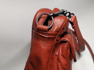 付け根の革切れ修理後のボッテガ・ヴェネタショルダーバッグ