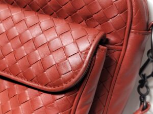 染め直し修理後のボッテガ・ヴェネタショルダーバッグの革の端面