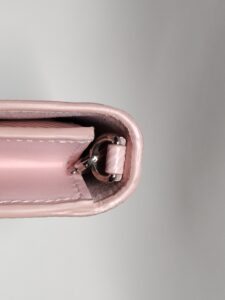 クリーニング後のルイ・ヴィトン エピ チェーンウォレットのサイド