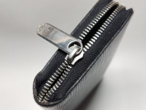 修理前のルイ・ヴィトンエピ長財布の閉まらなくなったファスナー