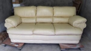 修理後の本革3人掛けソファ