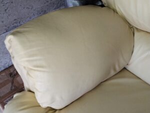 補修、染め直し後のソファ肘掛け