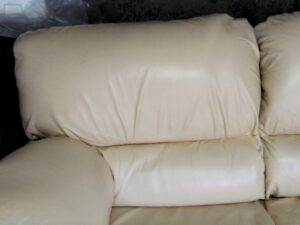 補修、染め直し後のソファ背もたれ