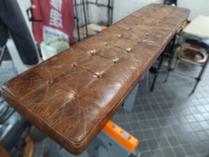 【ベンチソファ修理】縫製切れによる破れ補修とワックスメンテナンス