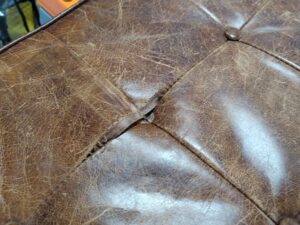 縫製が切れて穴が開いたベンチソファ