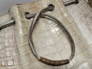 修理前の巾着バッグの紐の汚れ